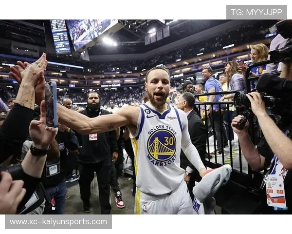 库里末节连续命中三记超远三分，勇士客场实现20分惊天逆转