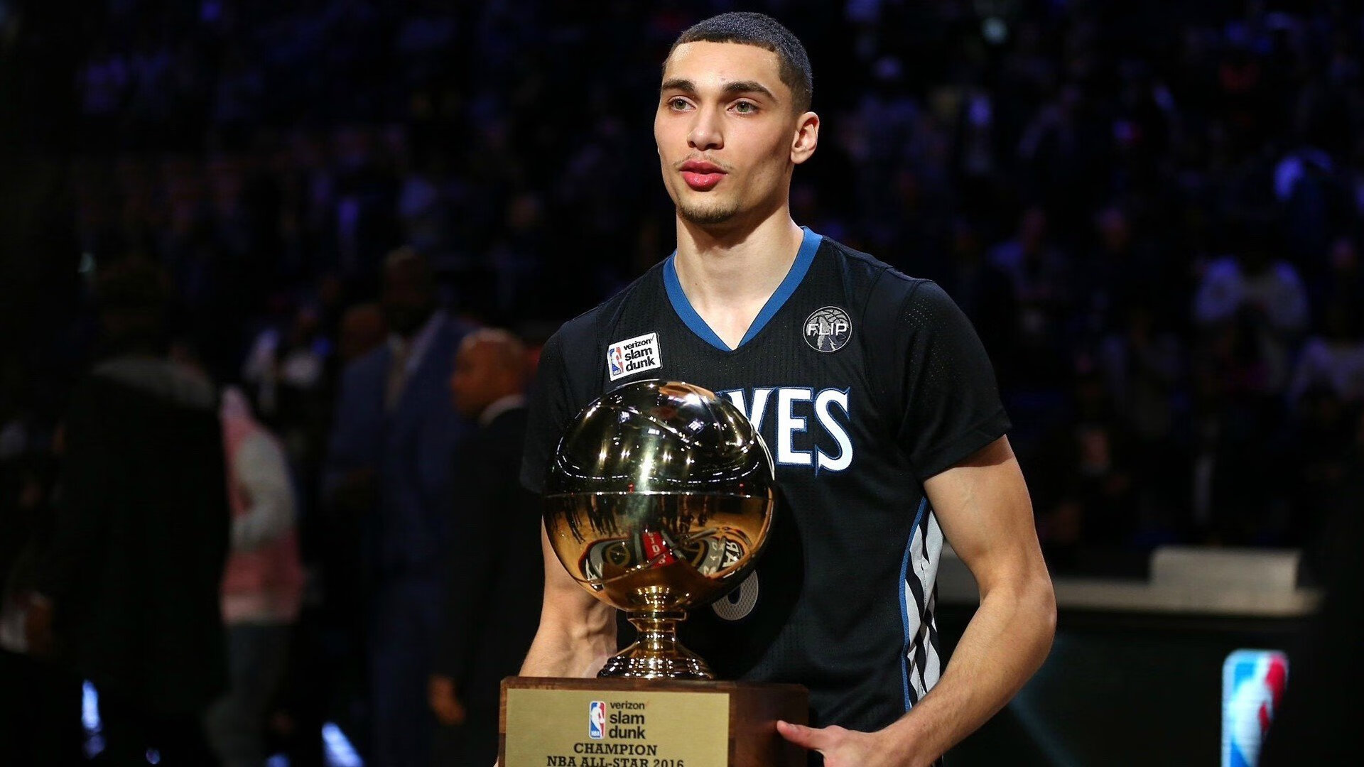 体育新闻中心记者连线现场,体育专栏记者